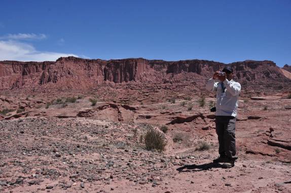Nosso guia nos fotografa no Parque Nacional Talampaya, na Argentina
